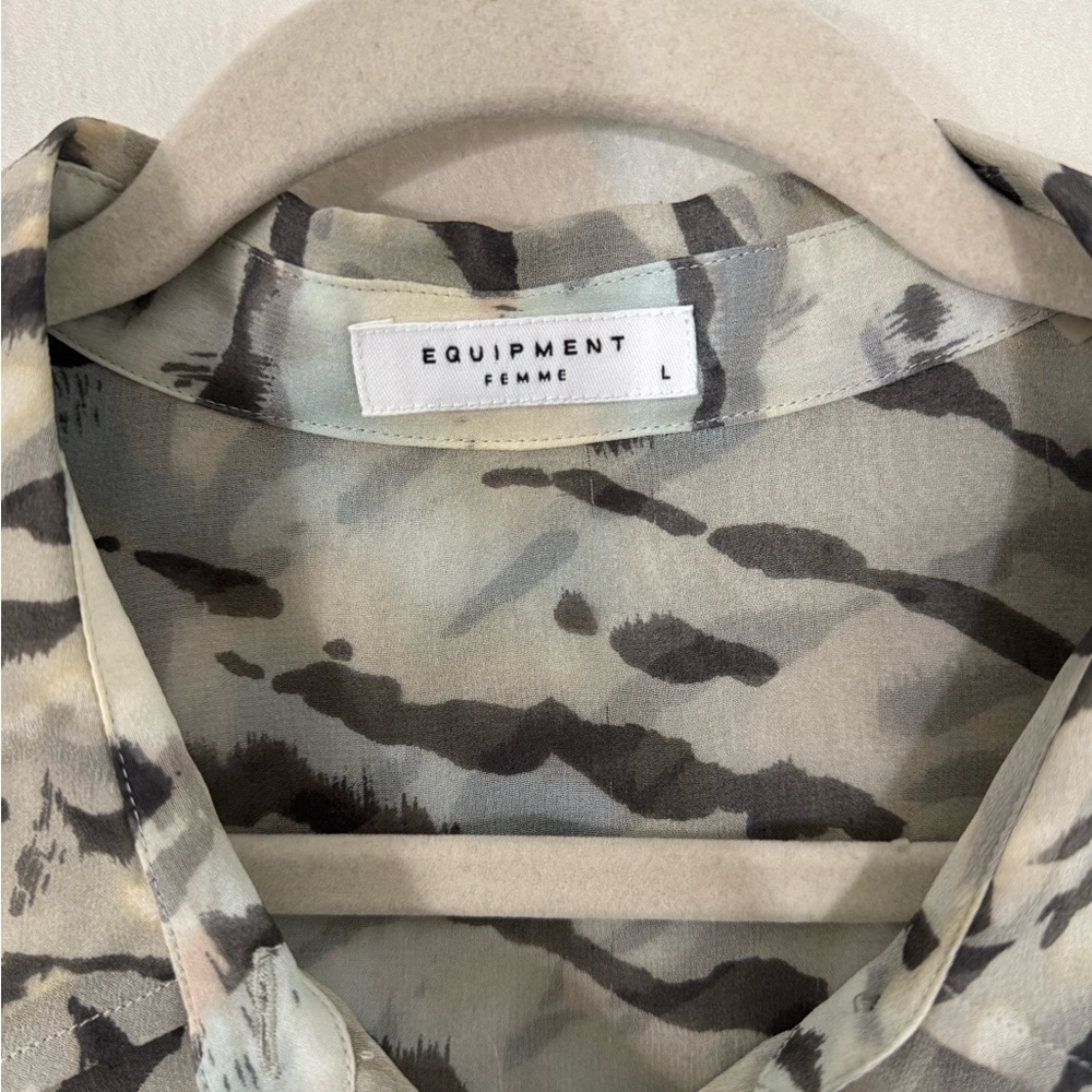 EQUIPMENT Femme Silk Button Up Tiger Printed Pastel Blouse Size L - Picture 3 of 7
